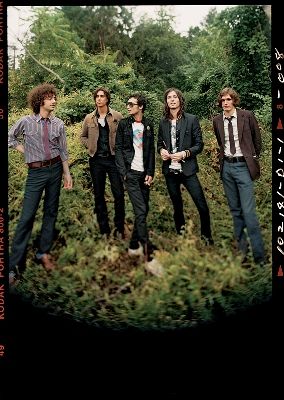 COM ESTILO O Strokes tirou as roupas estilosas do armário e foi trabalhar