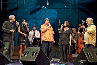 MÚSICA TIPO EXPORTAÇÃO Em destaque (da esq. para a dir.): Danilo Caymmi, Clara Moreno, João Donato, Joyce Moreno e Roberto Menescal, no show As Lendas da Bossa Nova, em Las Palmas de Gran Canária.