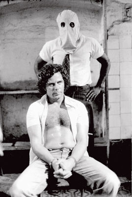 Reginaldo Faria sofrendo em Lúcio Flávio, o Passageiro da Agonia