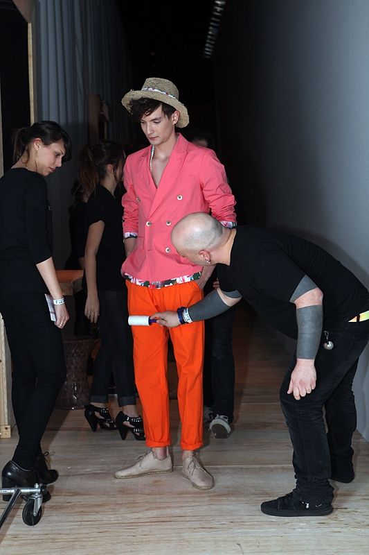 Modelo se prepara para o desfile da Ellus no pseudobackstage