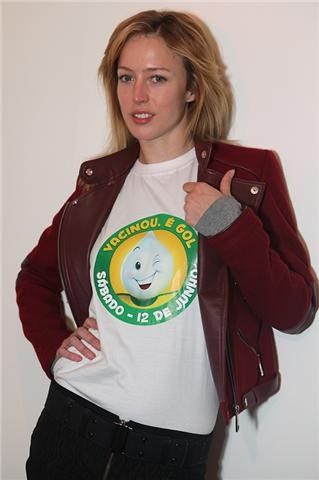 Raquel Zimmermann supermodelo, roqueira e admiradora de Lady Gaga com a camiseta da campanhade vacinação contra a poliomielite