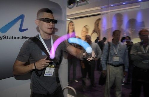 Participante da E3 mostra o funcionamento do Move, da Sony: tecnologia 3D também está no futuro dos games