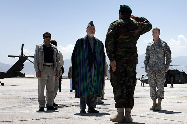 Hamid Karzai e Stanley McChrystal
