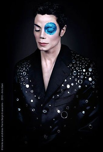 Michael Jackson aparece com feição triste e olho pintado de azul em foto inédita