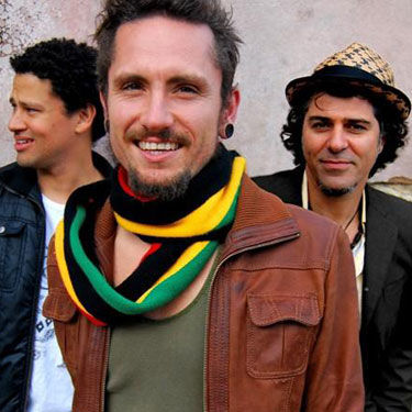 John Butler Trio (Byron Luiters à esquerda, John Butler ao meio e Nicky Bomba à direita) se apresenta no FestivAlma Surf na próxima sexta, 2, em SP