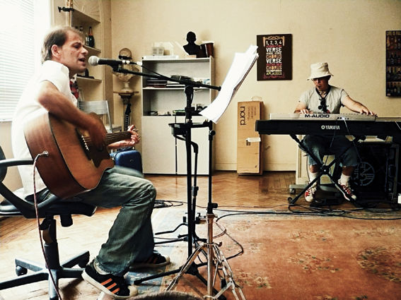 LONGE E PERTO Rodrigo Santos nas gravações do disco, que teve participação dos companheiros do Barão Vermelho, como o vocalista Frejat (próxima)