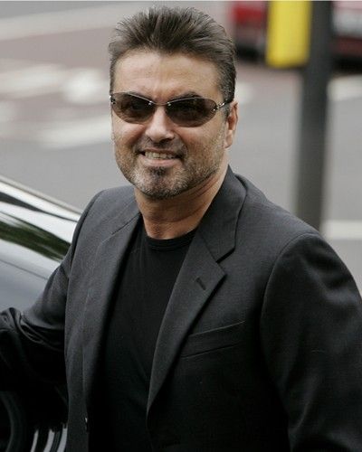 Na foto, George Michael comparece ao tribunal depois de dirigir sob efeito de drogas, em 2007