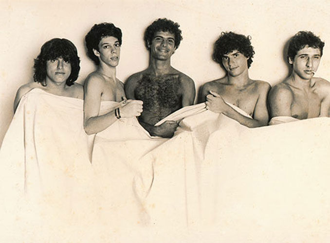 Barão Vermelho em 1982, ano de lançamento do disco de estreia (da esquerda pra direita: Maurício Barros, Dé, Cazuza, Frejat e Guto Goffi)