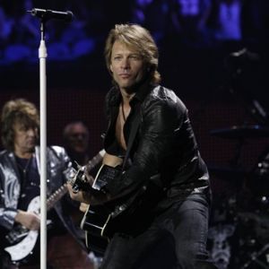 Bon Jovi se apresenta no estádio do Morumbi no dia 6 de outubro; na foto, vocalista aparece no palco da O2 Arena, em Londres, no último mês de junho