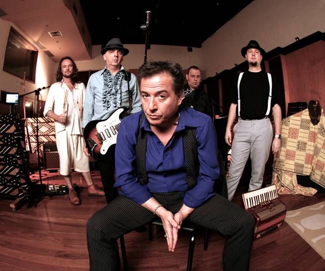 Na turnê Vivo na Cena, Nasi relembra sucessos de sua carreira e da música brasileira