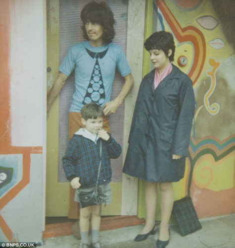 Sue Baker e seu irmão, Philip, com George Harrison na porta de sua casa, em Londres
