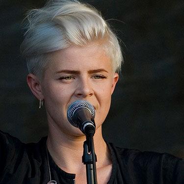 Robyn pretende lançar três discos neste ano