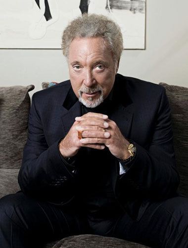 Tom Jones disse estar conversando com Brandon Flowers para fazer uma parceria