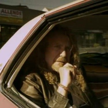 Robert Plant em cena do clipe de "Angel Dance"