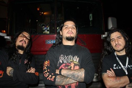 Krisiun posa em frente ao tour bus, em Los Angeles, em março de 2009