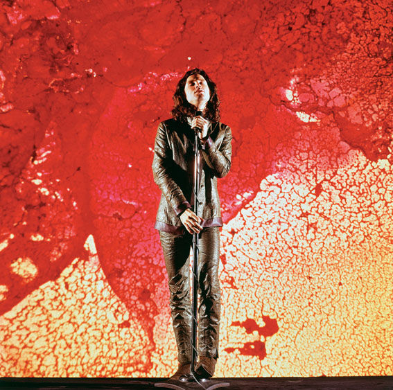 VIAJANDO Jim Morrison, em uma das intensas apresentações do Doors, em 1967