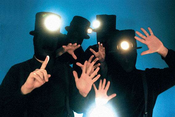 QUEM? As pessoas nesta foto talvez sejam os integrantes do Procura-se Quem Fez Isso