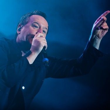Jim Kerr em show na Via Funchal, à frente do Simple Minds