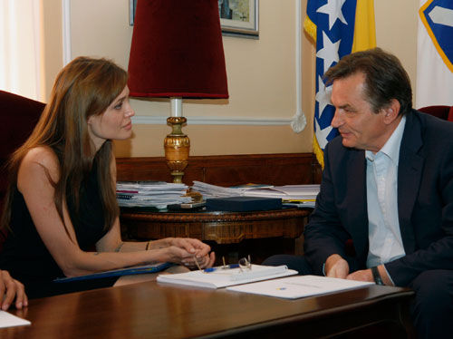 Angelina Jolie conversou com o presidente Haris Silajdzic, durante sua visita à Sarajevo