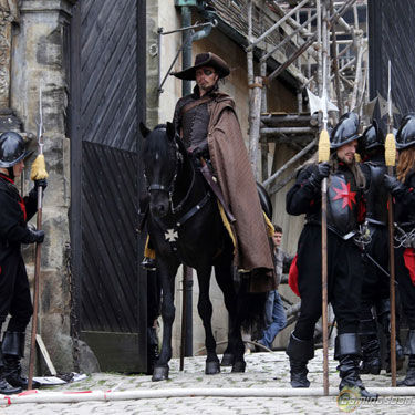 Mads Mikkelsen como Rochefort durante as filmagens do longa de Paul W. S. Anderson