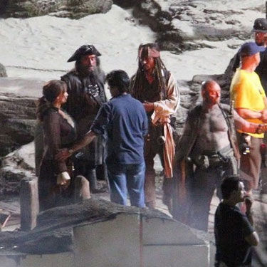 Ian McShane aparece, pela primeira vez, como o vilão Barba Negra, em registro feito durante as filmagens em Los Angeles