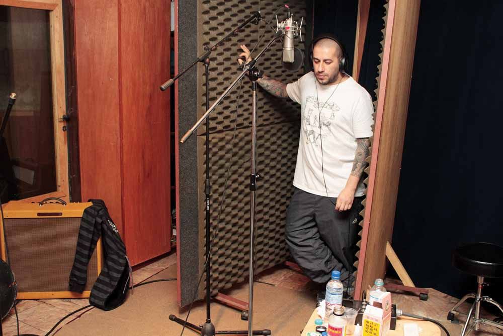 BUSCA Badauí e o CPM 22 querem encontrar uma identidade, mas sem se "recopiar"