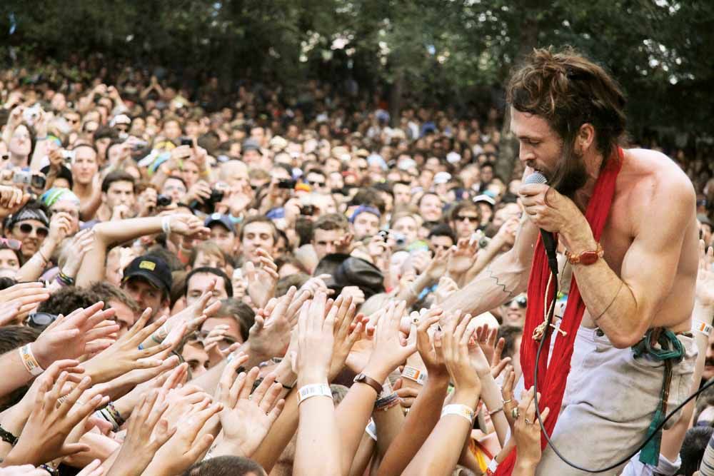 NO CALOR DA HORA Alex Ebert, do Edward Sharpe and the Magnetic Zeros, interage com o público do festival.