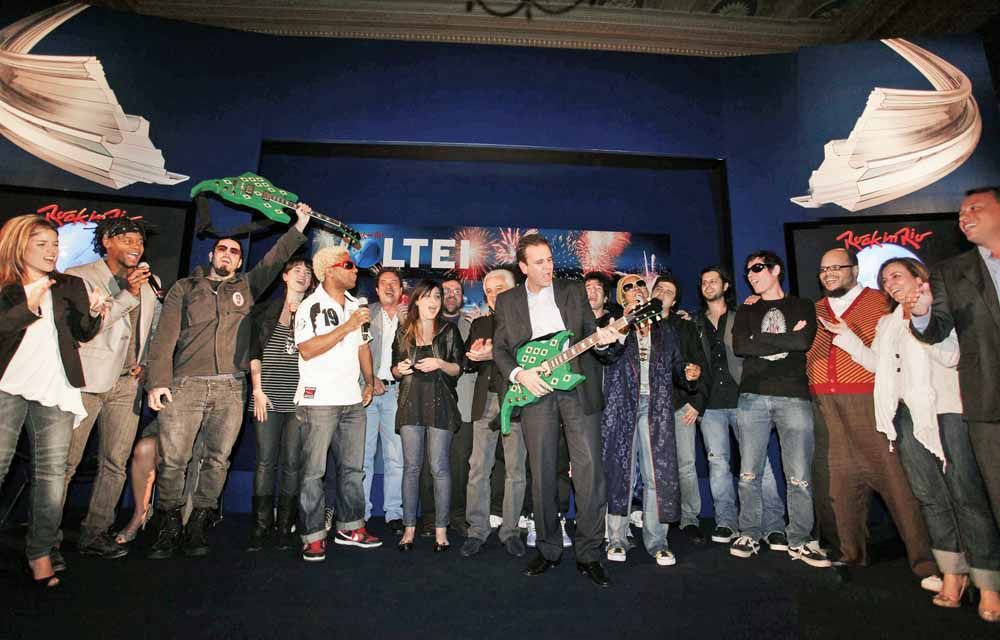 BIG BAND Eduardo Paes, prefeito do Rio (ao centro), lançou o Rock in Rio ao lado de dezenas de artistas