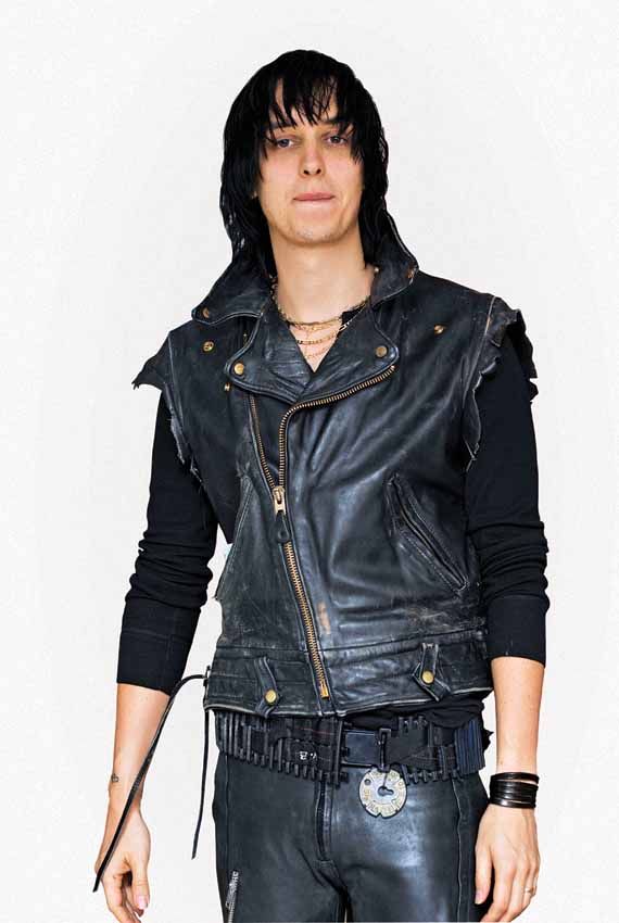 DESENCANADO Julian Casablancas não está muito empolgado com a volta do Strokes: "Fico feliz de fazer isso para as pessoas"