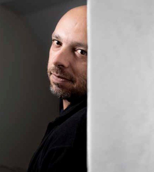 Diretor do maior fenômeno pop brasileiro da década, o cineasta JOSÉ PADILHA protege a todo custo os segredos de Tropa de Elite 2, filme em que pretende, enfim, "encerrar logo esse assunto"