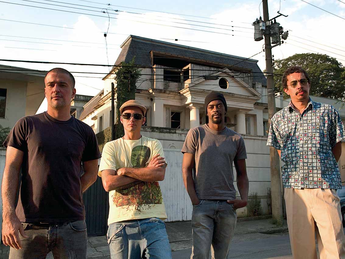 SONORIDADE DIFERENCIADA (Da esq. para a dir.) Antônio Pinto, Lúcio Maia, Seu Jorge e Pupillo