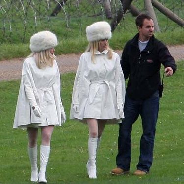 January Jones e sua dublê no set de X-Men: First Class