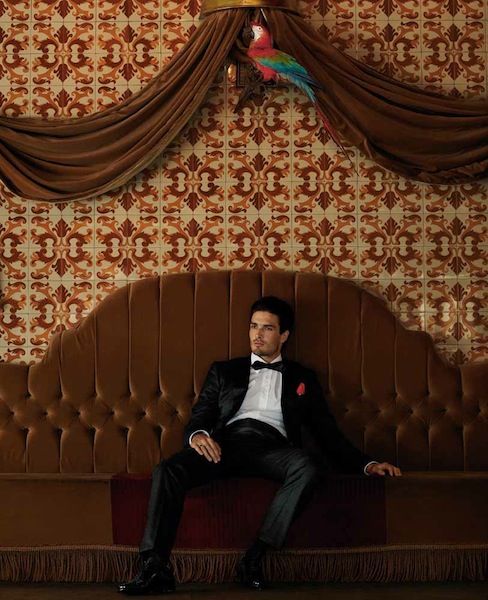 Roque usa smoking e sapatos Gucci, anel de prata Mario Queiroz e meias Lupo