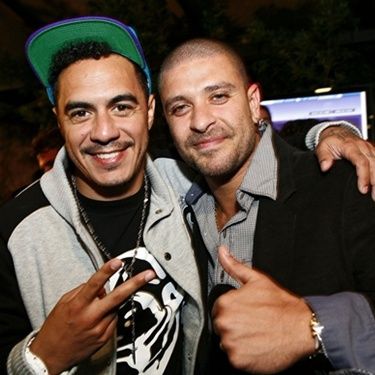 Diogo Nogueira - à direita - ao lado de Marcelo D2 no VMB 2010