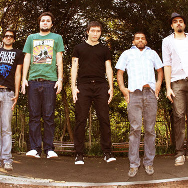 Ecos Falsos lança livro e CD, ambos intitulados Quase Tudo, nesta sexta, 1º