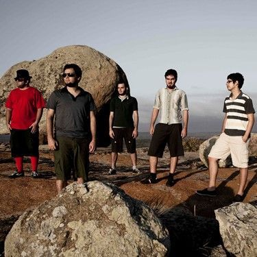 Mombojó é uma das bandas a se apresentar no Outubro Independente