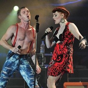 Os vocalistas do Scissor Sisters e seus figurinos extravagantes