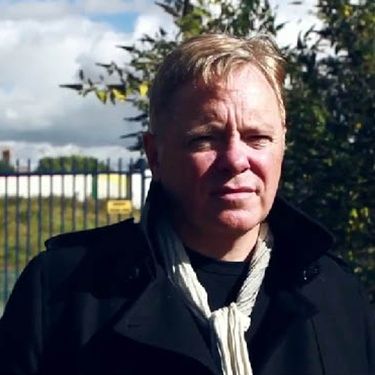 Bernard Sumner, Hot City e Alexis Taylor e Joe Goddard, do Hot Chip, trabalharam juntos em "Didn't Know What Love Was"