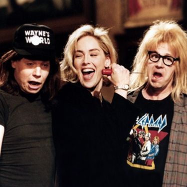 Wayne e Garth fazendo piada com Sharon Stone no SNL na época do filme Instinto Selvagem