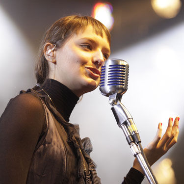 Mallu Magalhães canta para público do festival SWU