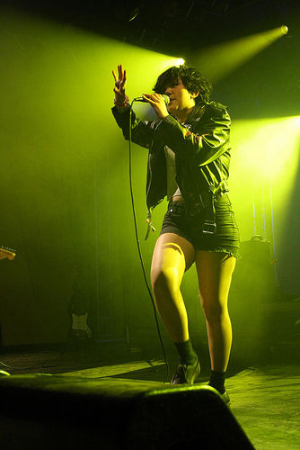 Lovefoxxx não parou um segundo sequer no show do CSS, no SWU