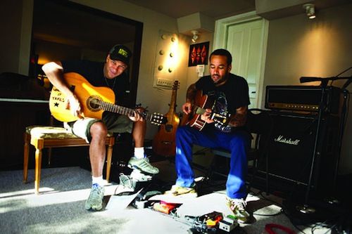 QUASE SÓ Tom Morello em seu estúdio, em Los Angeles, com Ben Harper