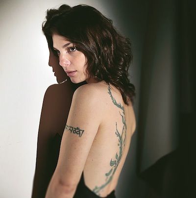 ELA É BARBARA Cantora usa e abusa de diferentes climas em seu CD