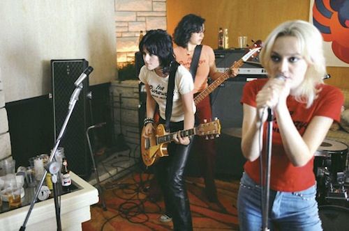 TIRANDO UM SOM Kristen (à esq.) e Dakota tentam fazer barulho encarnando The Runaways