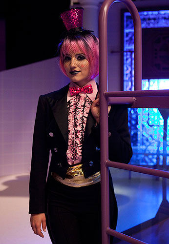 Quinn (Dianna Agron) é uma das transilvanianas na festa de Frank-N-Furter