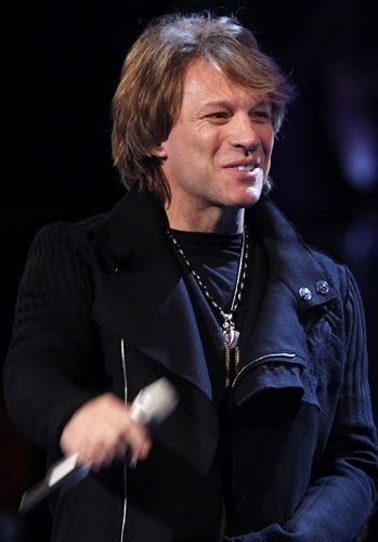 Bon Jovi recebe o prêmio de ícone global