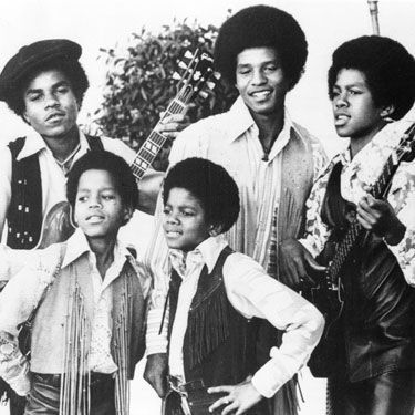 Jackson 5 com Michael Jackson (no frente, ao centro) aos dez anos: linha de roupas inspirada nos figurinos do grupo irá se chamar J5