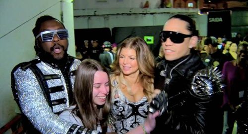 Raianne ao lado de Fergie, Taboo e sendo abraçada por Will.i.am