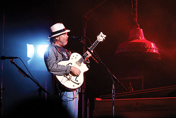 Neil Young preferiu ser acompanhado por sua guitarra