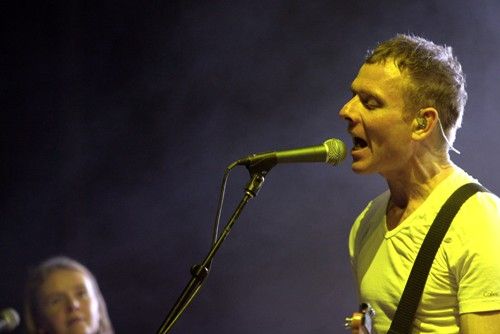 Stuart Murdoch, o frontman do Belle & Sebastian, se esforçou - mas som baixo e público basé não colaboraram